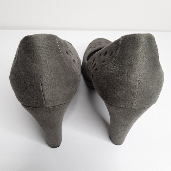 Yellow Box olive faux suede platform pumps - Picture 2 of 8